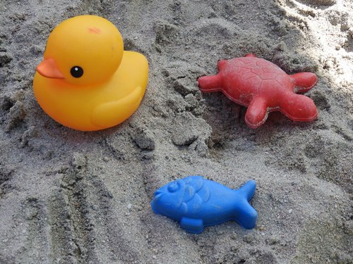Strandspielzeug im Sand